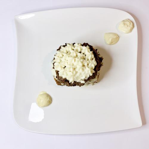 Burger de Bœuf fondant à la Noisette, crème de Mascarpone Gorgonzola sous nuage de Céleri-rave