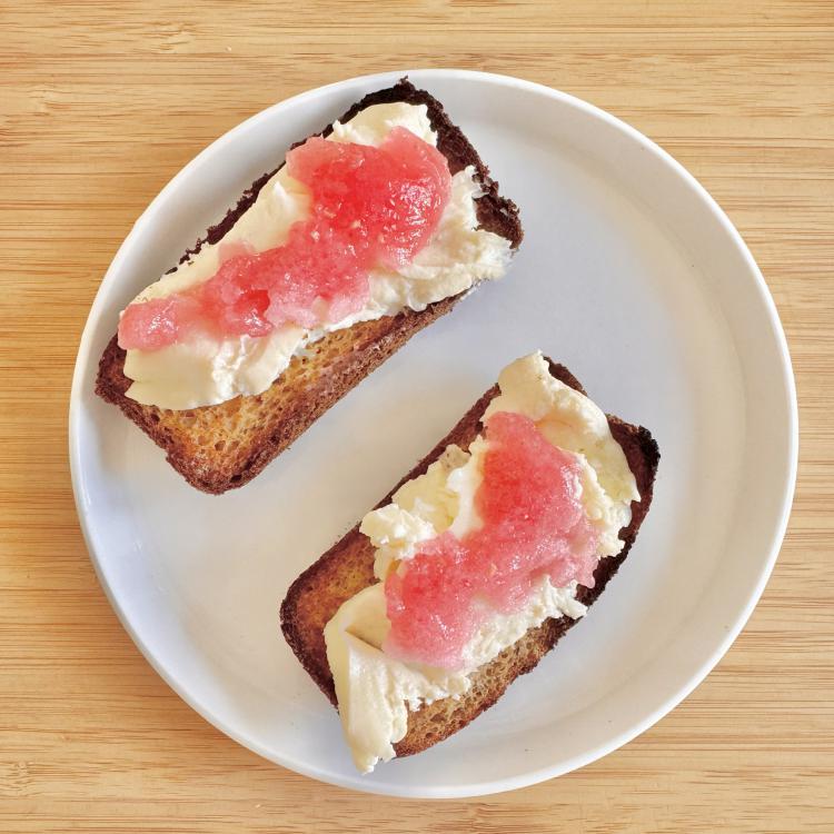Tartines de Pain d'Ami.e.s + Crème de camembert + Configelée® de Framboises | Ariel Keto